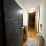 Near Airport,tram & Center Free Parking Apartman