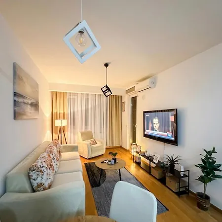 Near Airport,tram & Center Free Parking *