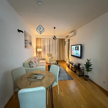 Near Airport,tran & Center Free Parking شقة سراييفو