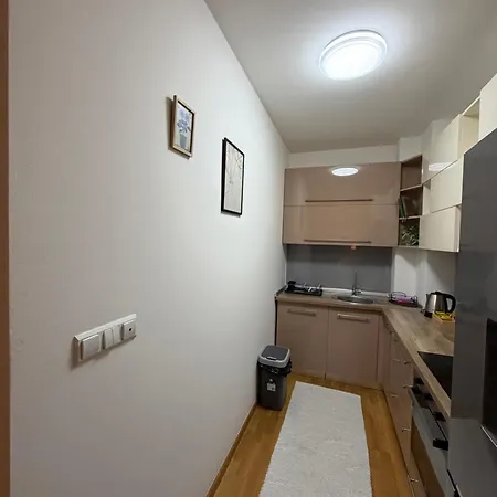 Near Airport,tram & Center Free Parking