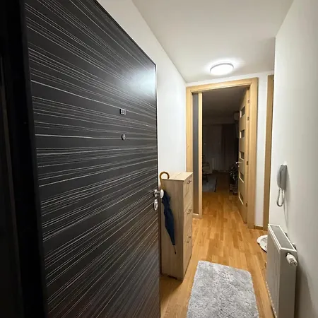 Near Airport,tram & Center Free Parking Апартаменты