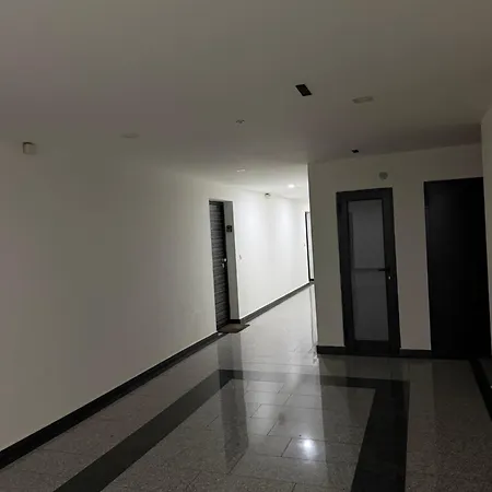 Near Airport,tram & Center Free Parking *