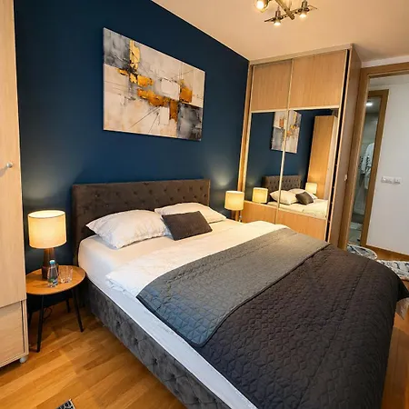 Near Airport,tram & Center Free Parking