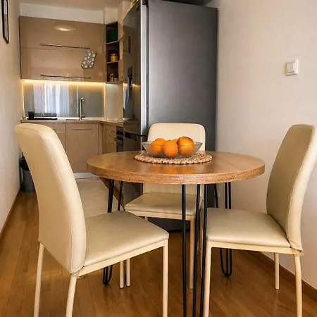 Near Airport,tram & Center Free Parking
