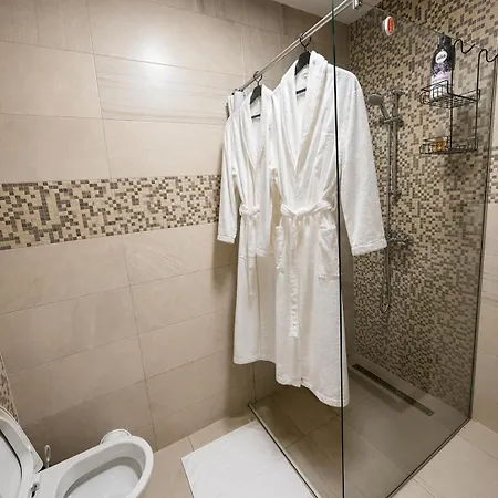 Near Airport,tram & Center Free Parking