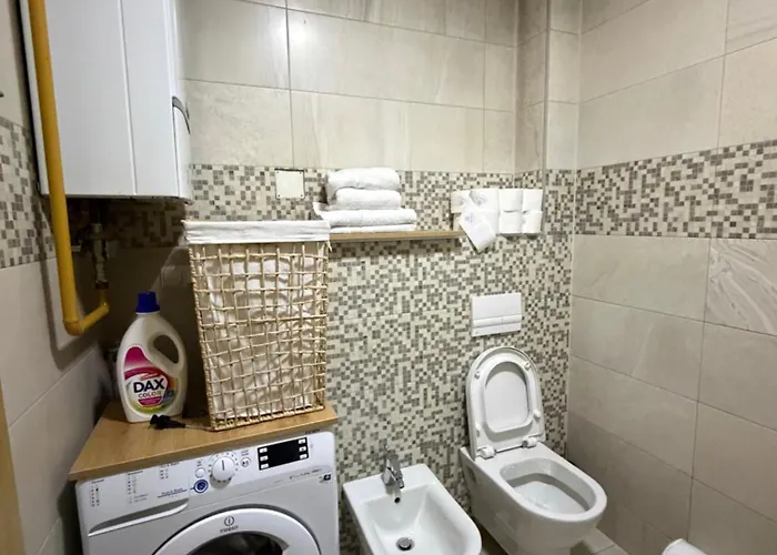 Near Airport,tran & Center Free Parking