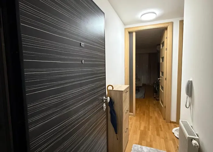 Near Airport,tran & Center Free Parking شقة