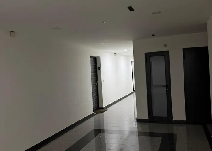 Near Airport,tran & Center Free Parking *